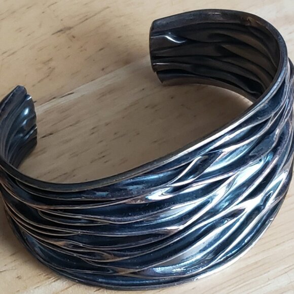 VINTAGE SILVER TONE BRUTERIST CRINKLED BRACELET - Picture 6 of 6